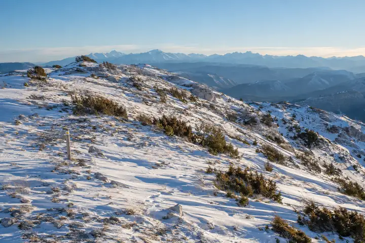 Crête hivernale ouverte sous une lumière provençale